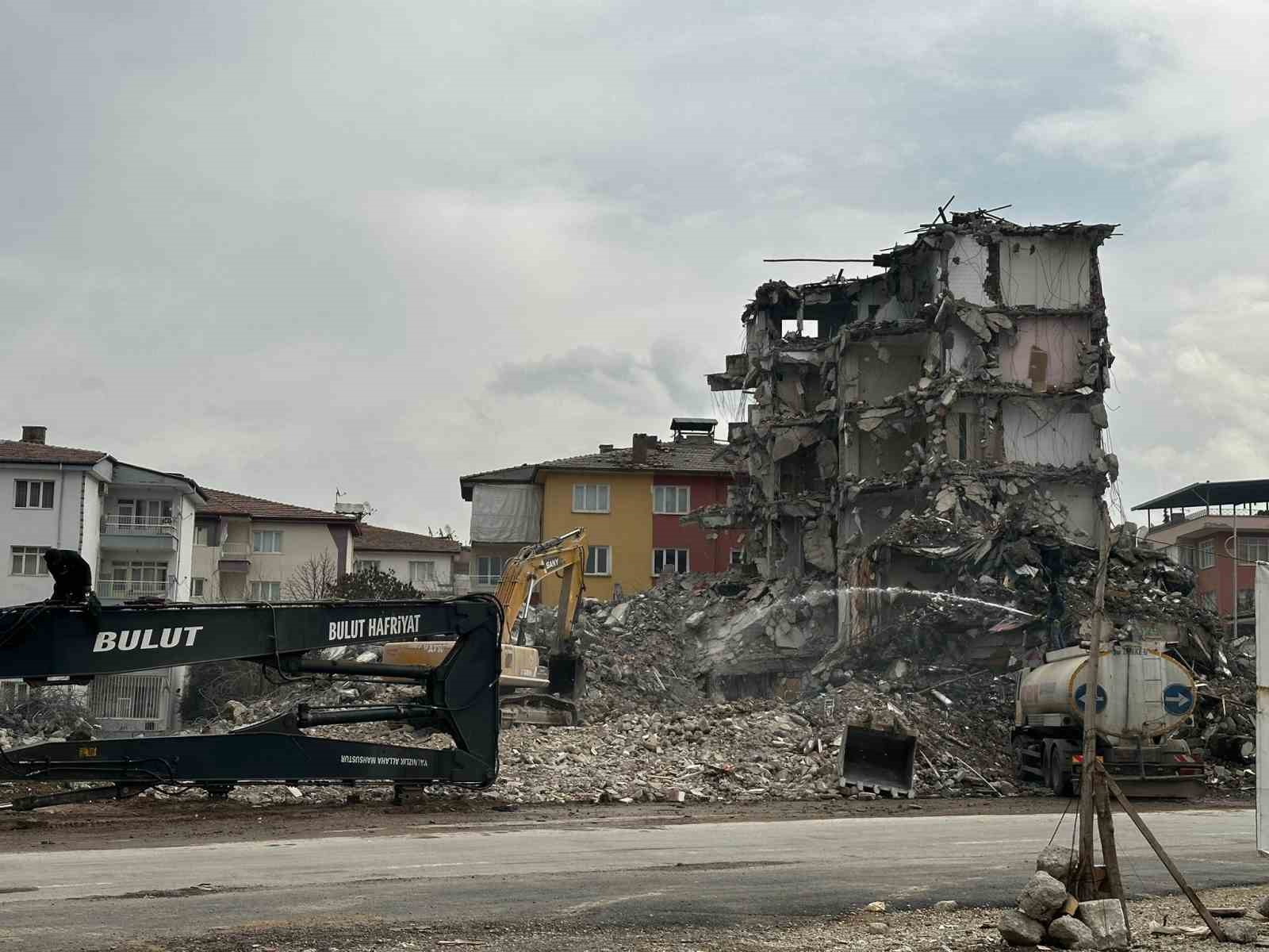 Malatya’da ağır hasarlı binaların yıkım çalışmaları hız kesmeden devam ediyor