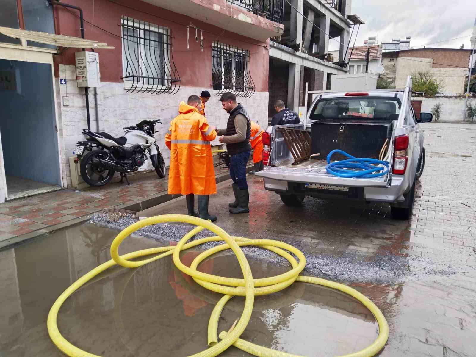 Efeler Belediyesi, yağmur nedeniyle zarar gören vatandaşların yardımına koşuyor.