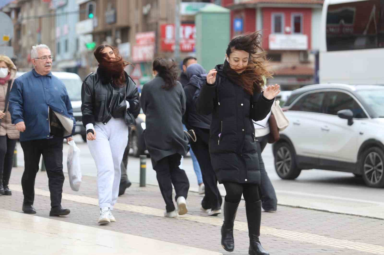 Bursa’da şiddetli lodos rüzgarı etkisini gösterdi