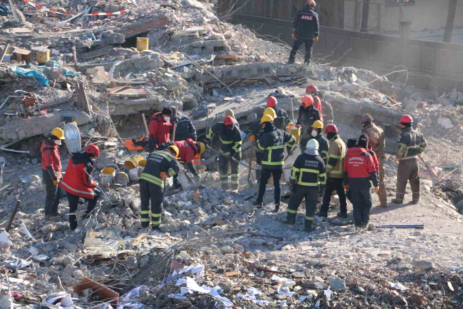 Diyarbakır’da depremde 100 kişiye mezar olan Hisami Apartmanı davasında 3 tutuklama