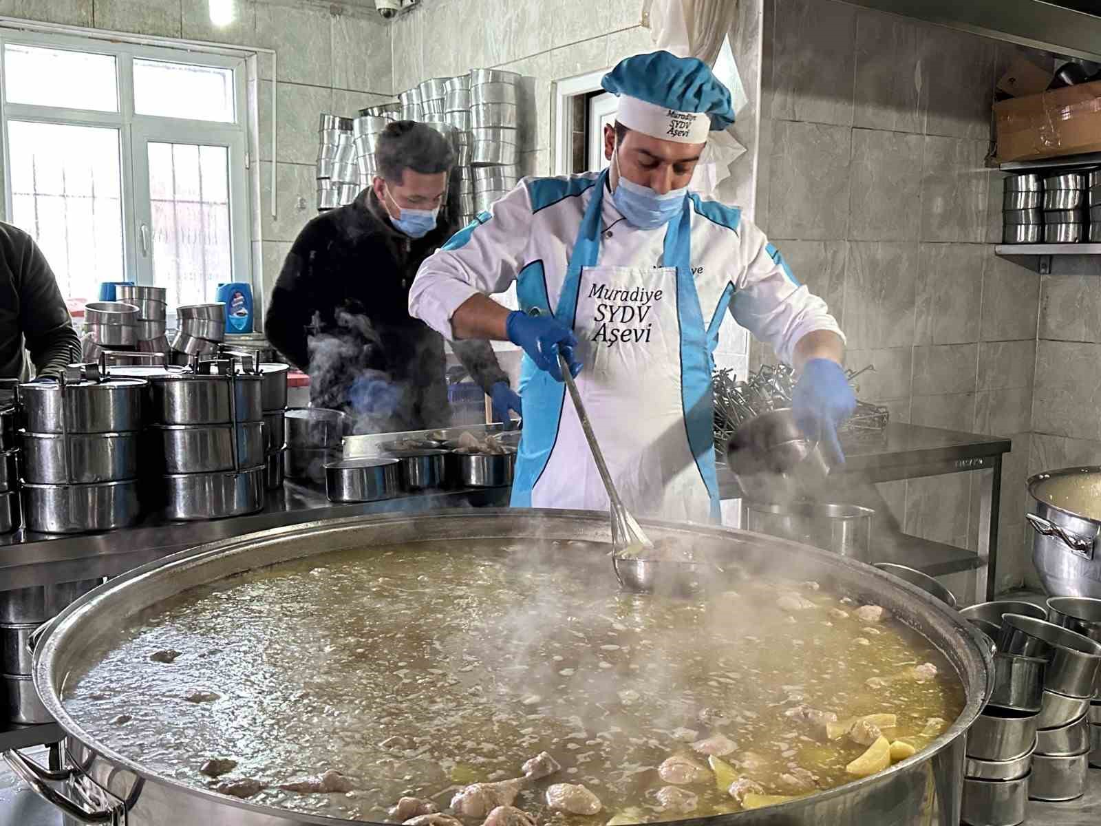 Muradiye Sosyal Yardımlaşma ve Dayanışma Vakfı, sıcak yemek hizmeti sunmaya başladı.