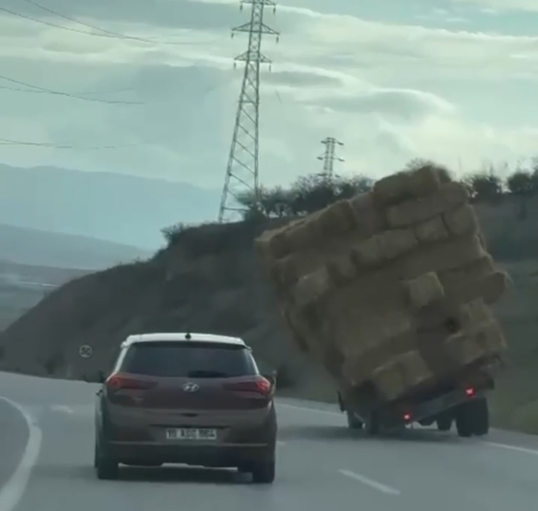 Saman yüklü kamyonun kaza anları kameraya böyle yansıdı