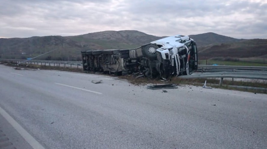 Trafik felç! Akaryakıt taşıyan tanker devrildi, Çorum-Ankara karayolu kapanıyor