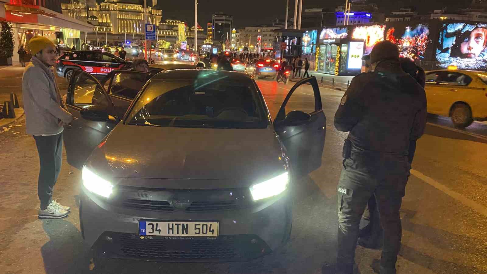 Taksim’de yapılan ‘Huzur İstanbul’ denetimi helikopter desteğiyle gerçekleştirildi.