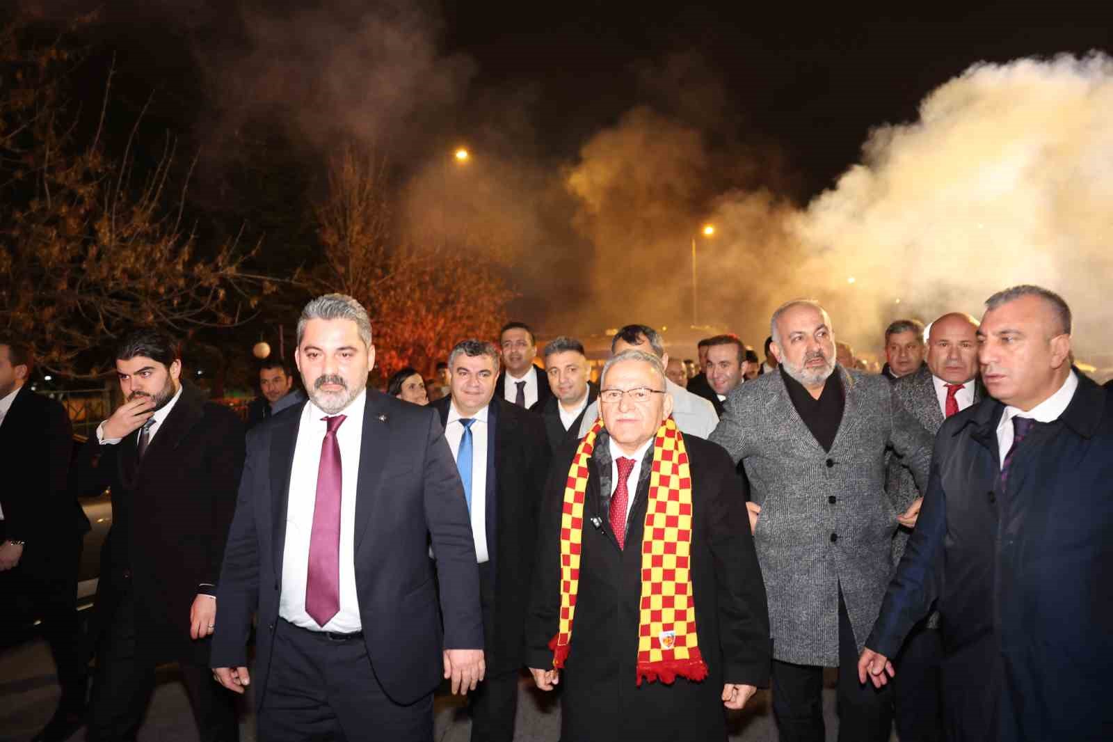 Ankara’dan dönüşünde Büyükşehir Başkanı Büyükkılıç, coşkulu bir karşılama ile karşılandı