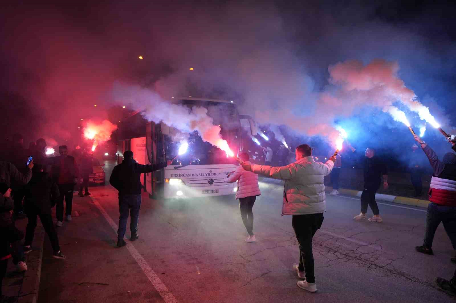 24Erzincanspor maçında meşaleli taraftarlar coşkuyla takımı karşıladı