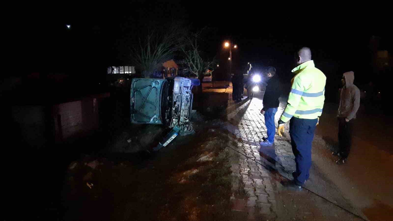 Otomobilin kontrolünü kaybederek yan yattığı kaza sonucunda 2 kişi yaralandı