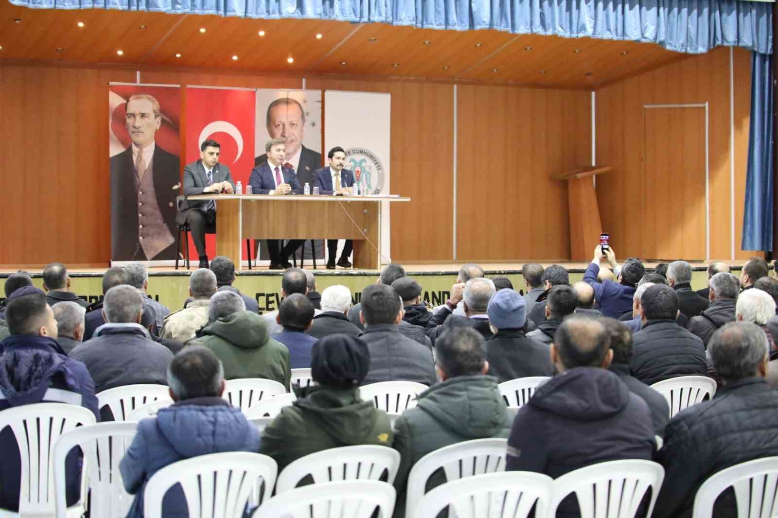 Refahiye’de Vali Aydoğdu, köy muhtarlarıyla buluştu ve önemli bir toplantı gerçekleştirdi.