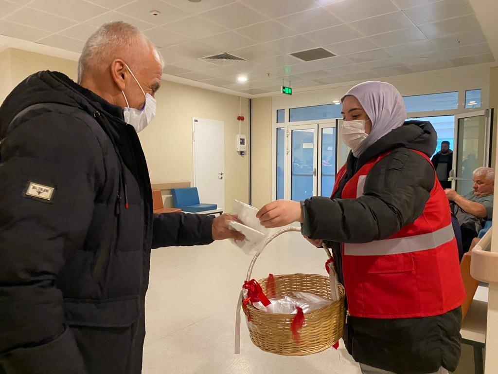 Gönüllülerden Kızılay’a destek: Maske dağıtıldı