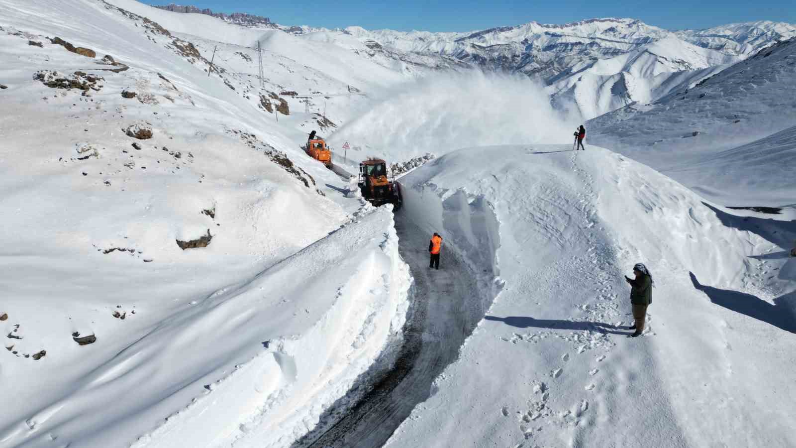 Şırnak’ta kar kalınlığı 2 metreyi aştı, kritik seviyede!