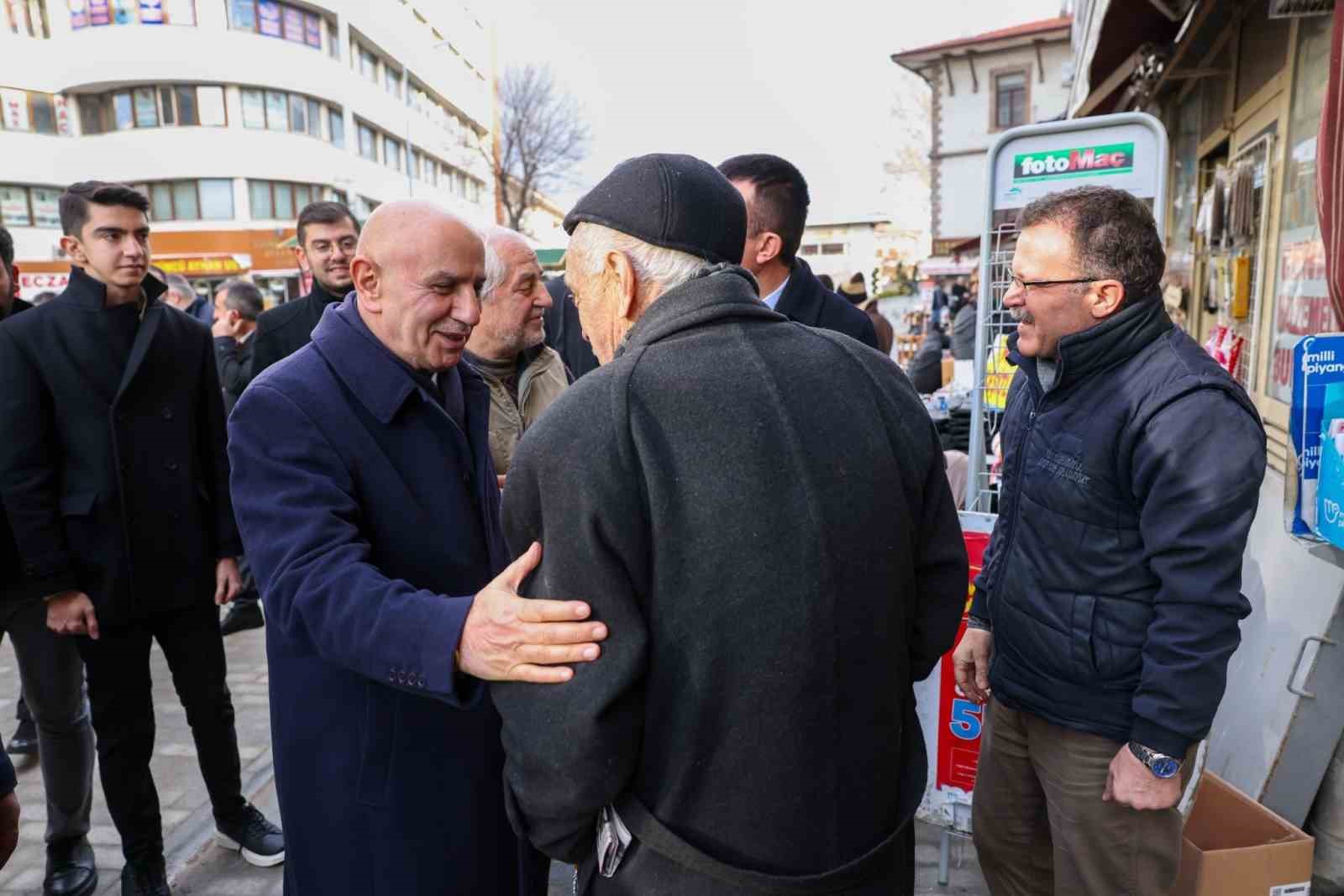 Cumhur ittifakının Ankara Büyükşehir Belediye Başkan Adayı Turgut Altınok, seçim çalışmalarına Hacı Bayram-ı Veli ziyareti ile başladı