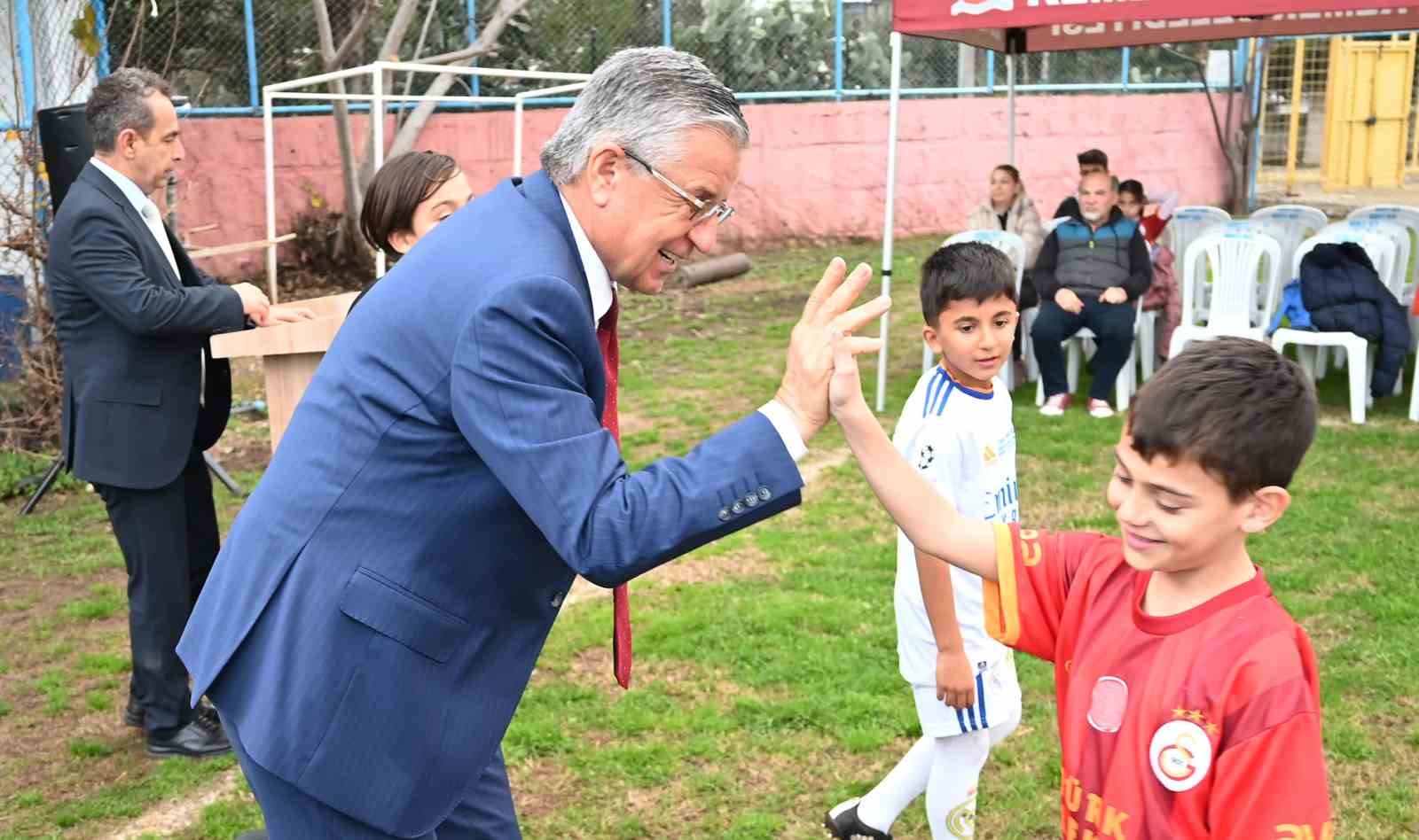 Kemer Belediyesi Futbol Okulu’nda Ücretsiz Formalar Hediye Edildi