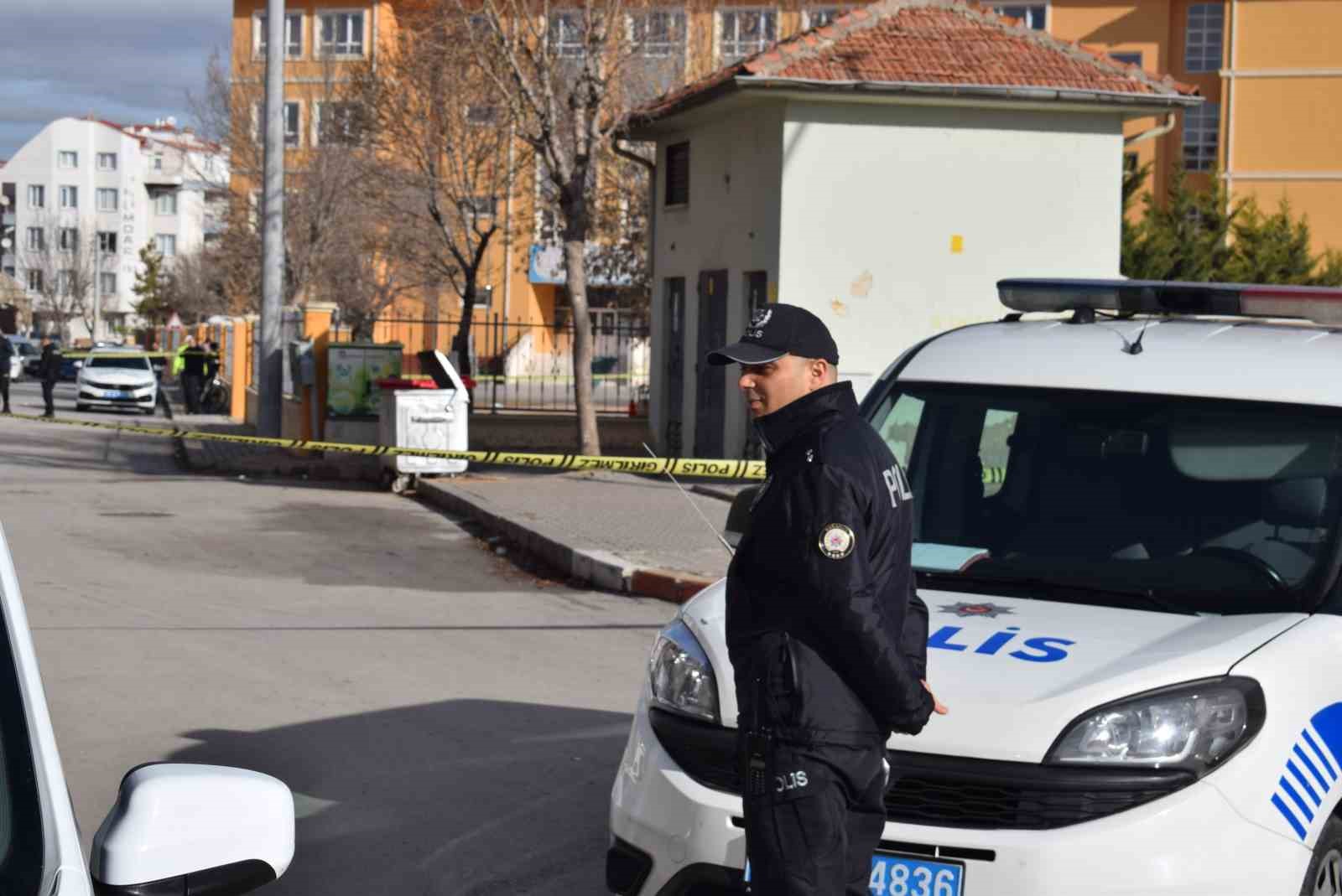 Kadın çantası, Karaman’da bir okulun bahçe duvarına bırakılınca polis harekete geçti