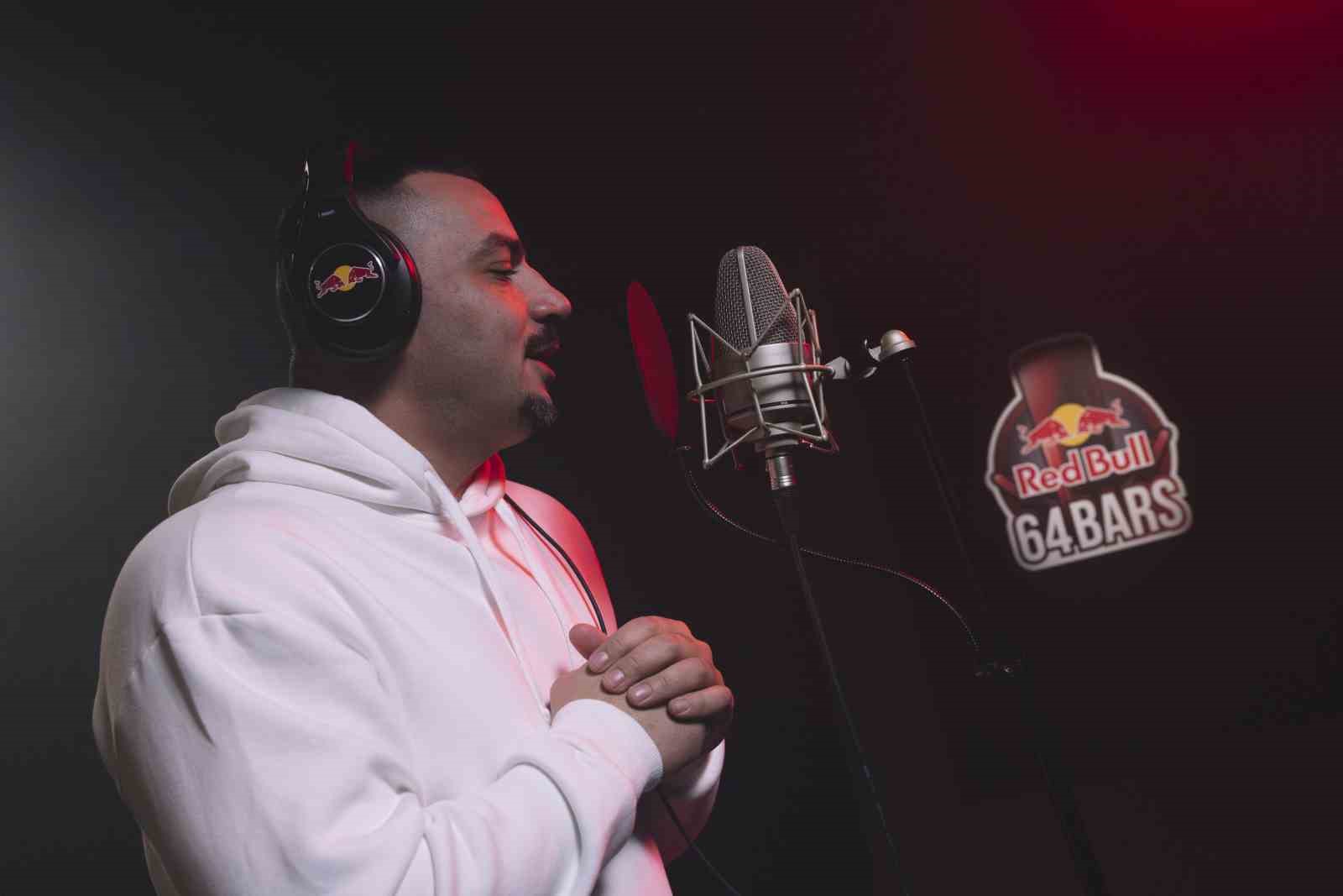 Red Bull 64 Bar programının son bölümünde Defkhan, sahneye gelerek mikrofona geçti.