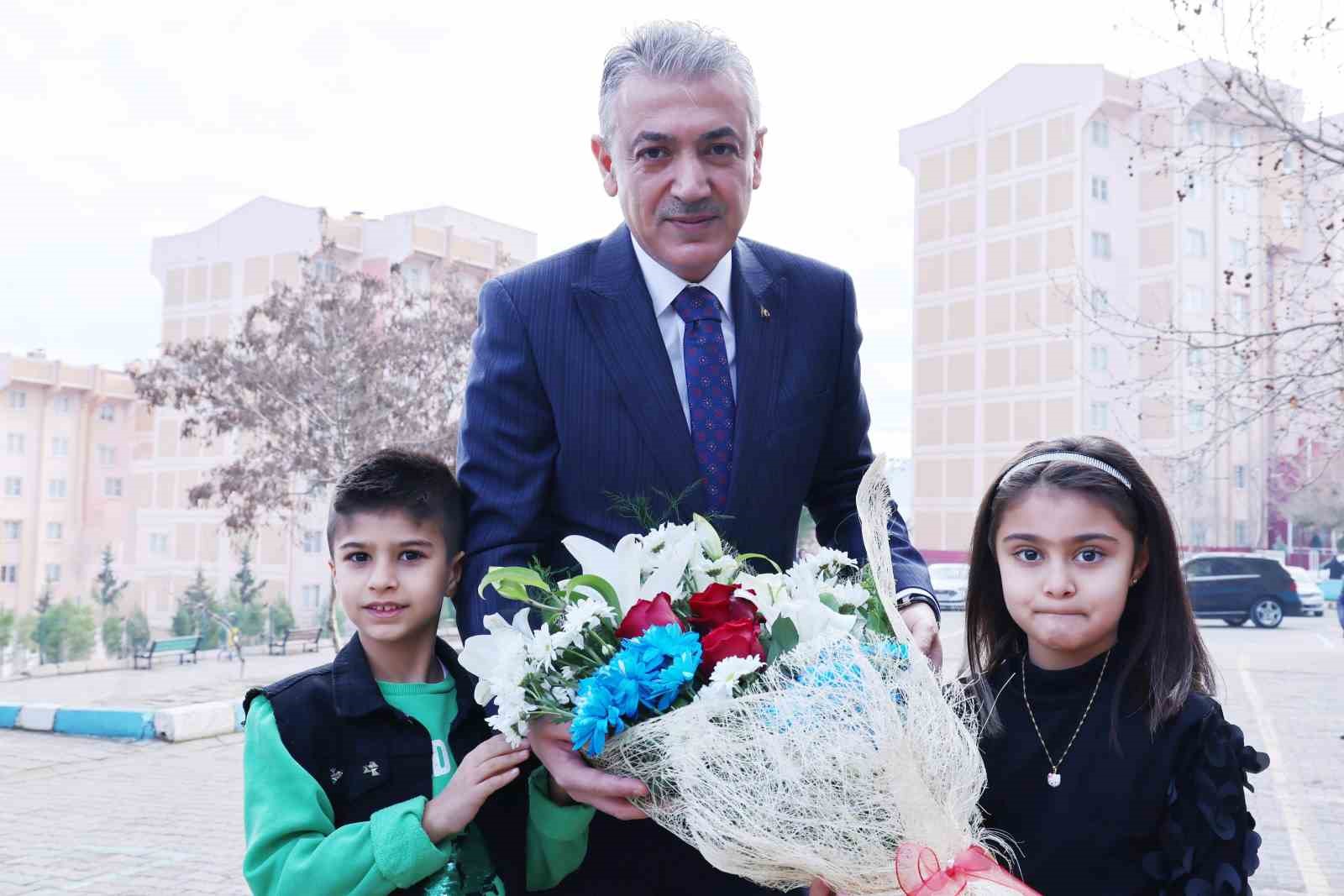 Mardin Valisi Tuncay Akkoyun, öğrencilerin karne sevincine katılarak destek verdi