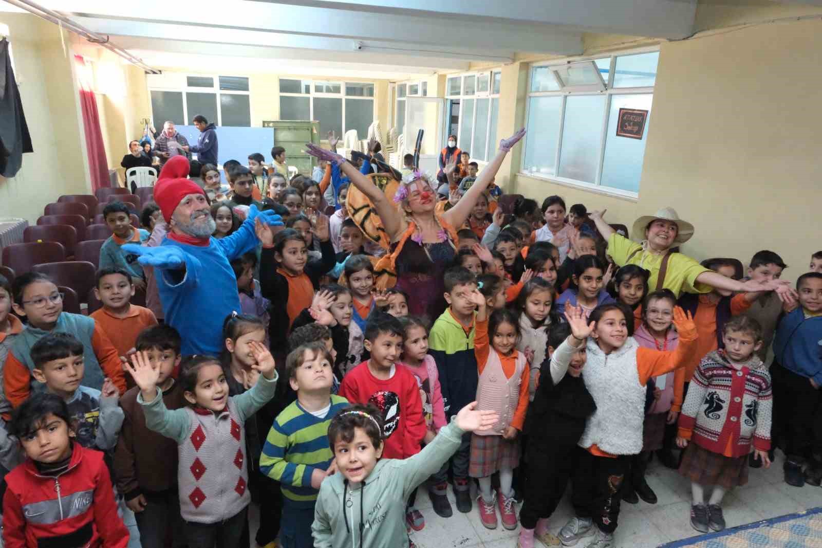 Kuyucak Belediyesi, öğrencilerin yüzünü güldürdü