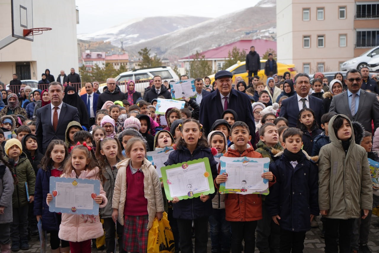 Bayburt’ta 14 bin 935 öğrenci, karne heyecanıyla coştu