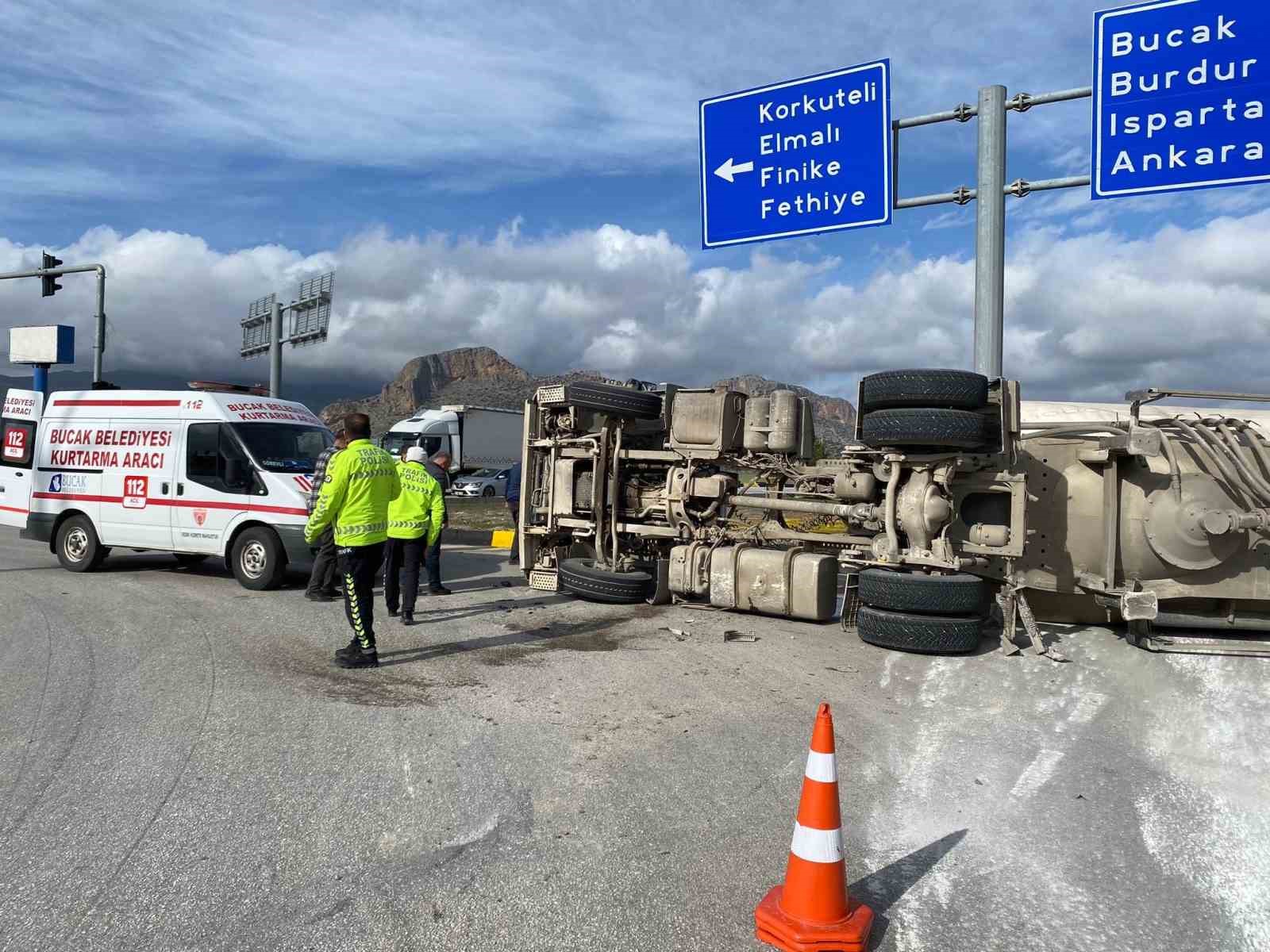 Burdur’da kontrolü kaybeden tır kaza yaptı: 1 kişi yaralandı