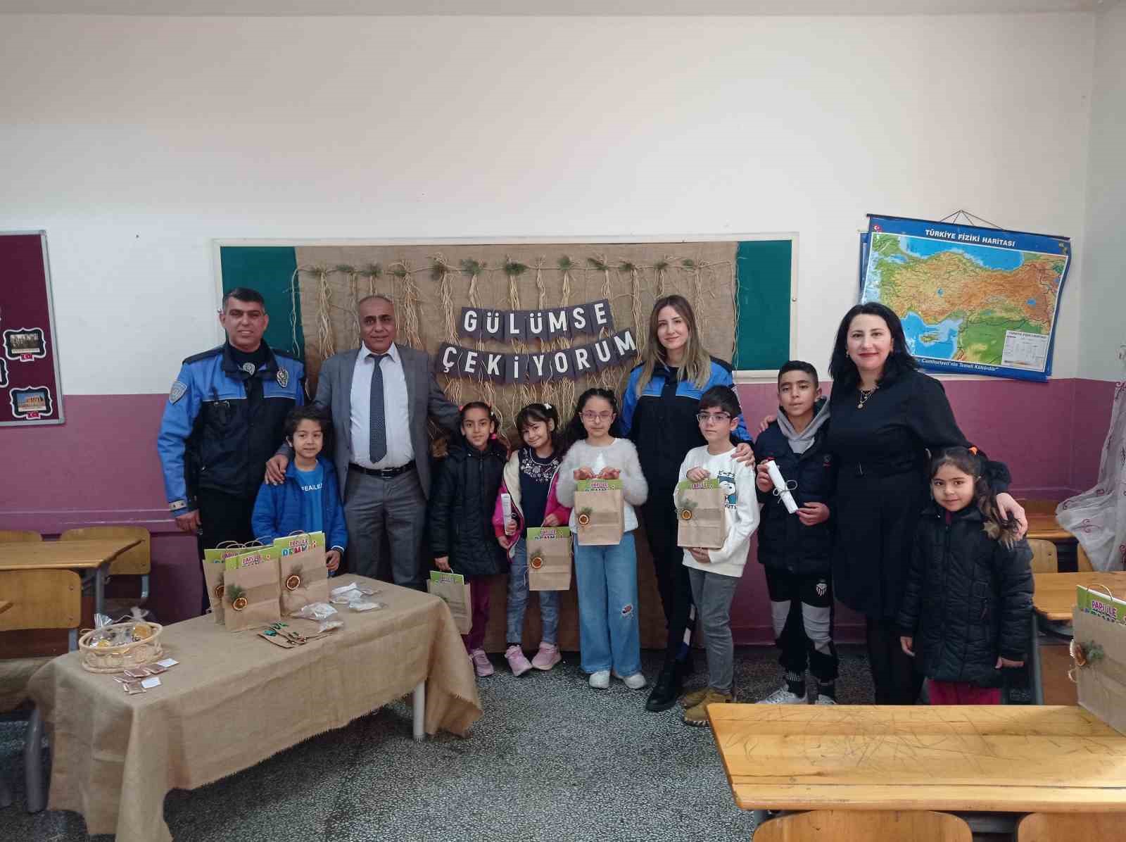 Polis, Öğrencilerin Karnelerine Katılarak Heyecanlarını Paylaştı