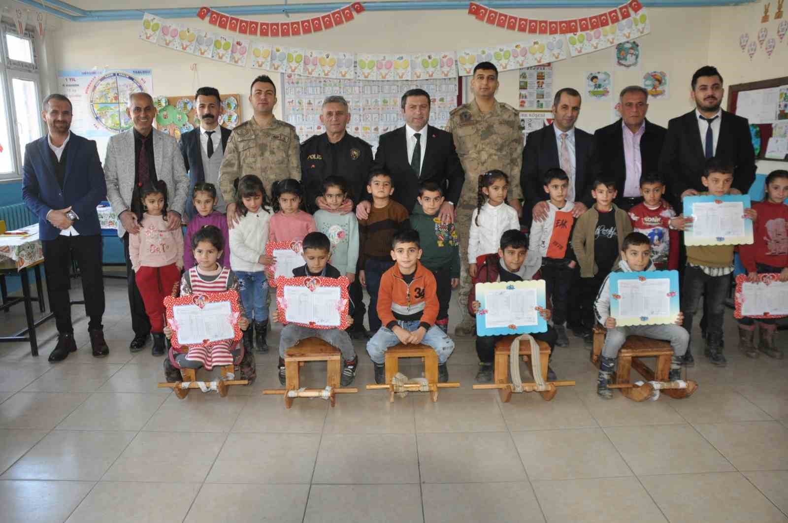 Bulanık ilçesinde binlerce öğrenci karne heyecanı yaşadı