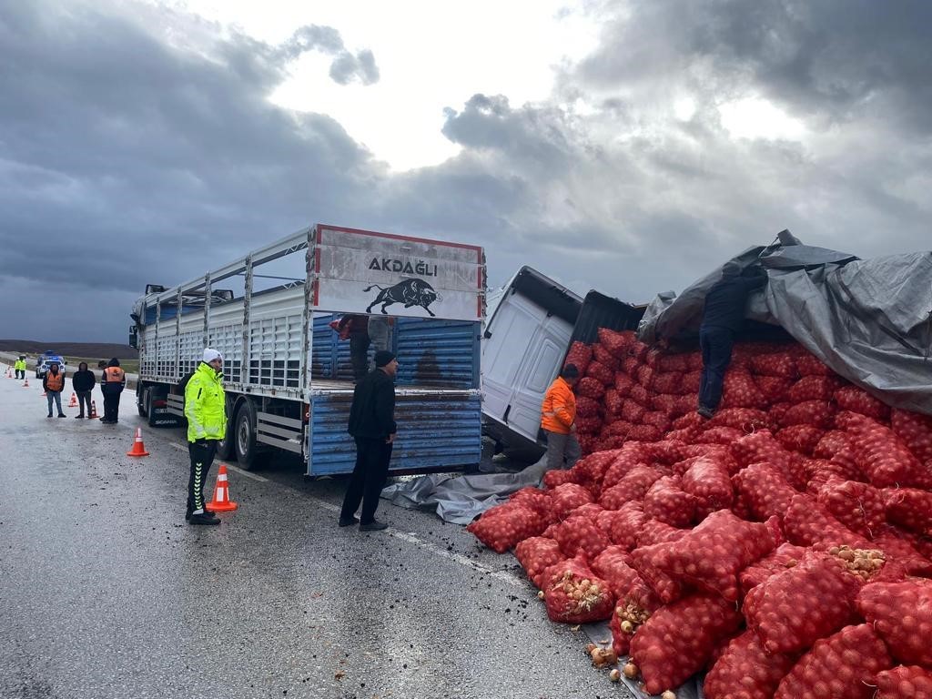 Akdağmadeni’nde soğan taşıyan bir kamyon devrildi ve yol trafiği etkilendi