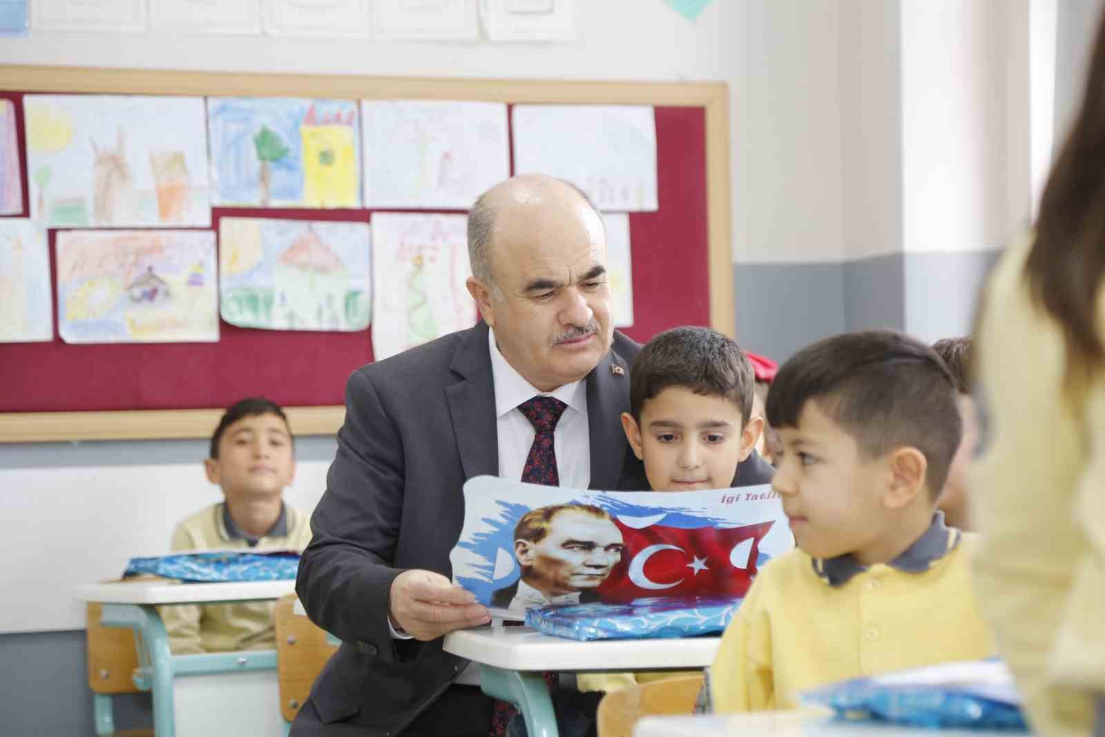 Vali Dağlı, öğrencilerin karne heyecanına katıldı ve onları kutladı