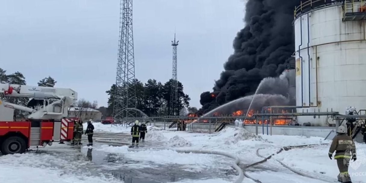 Rusya, Ukrayna’ya ait bir İHA’yı düşürerek petrol tesisinde yangına yol açtı.