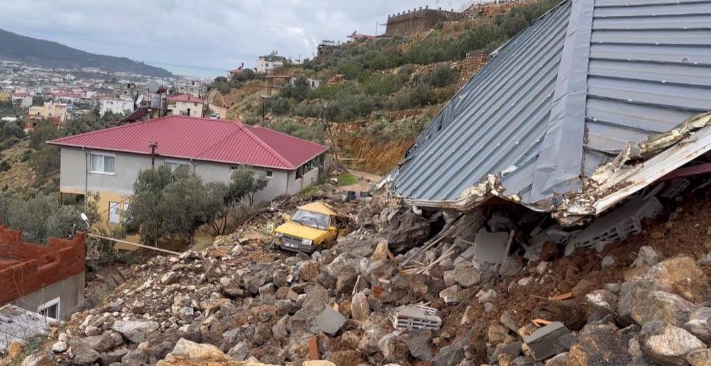 Alanya’da yapı halindeki bir ev ve istinat duvarı heyelan nedeniyle çöktü.