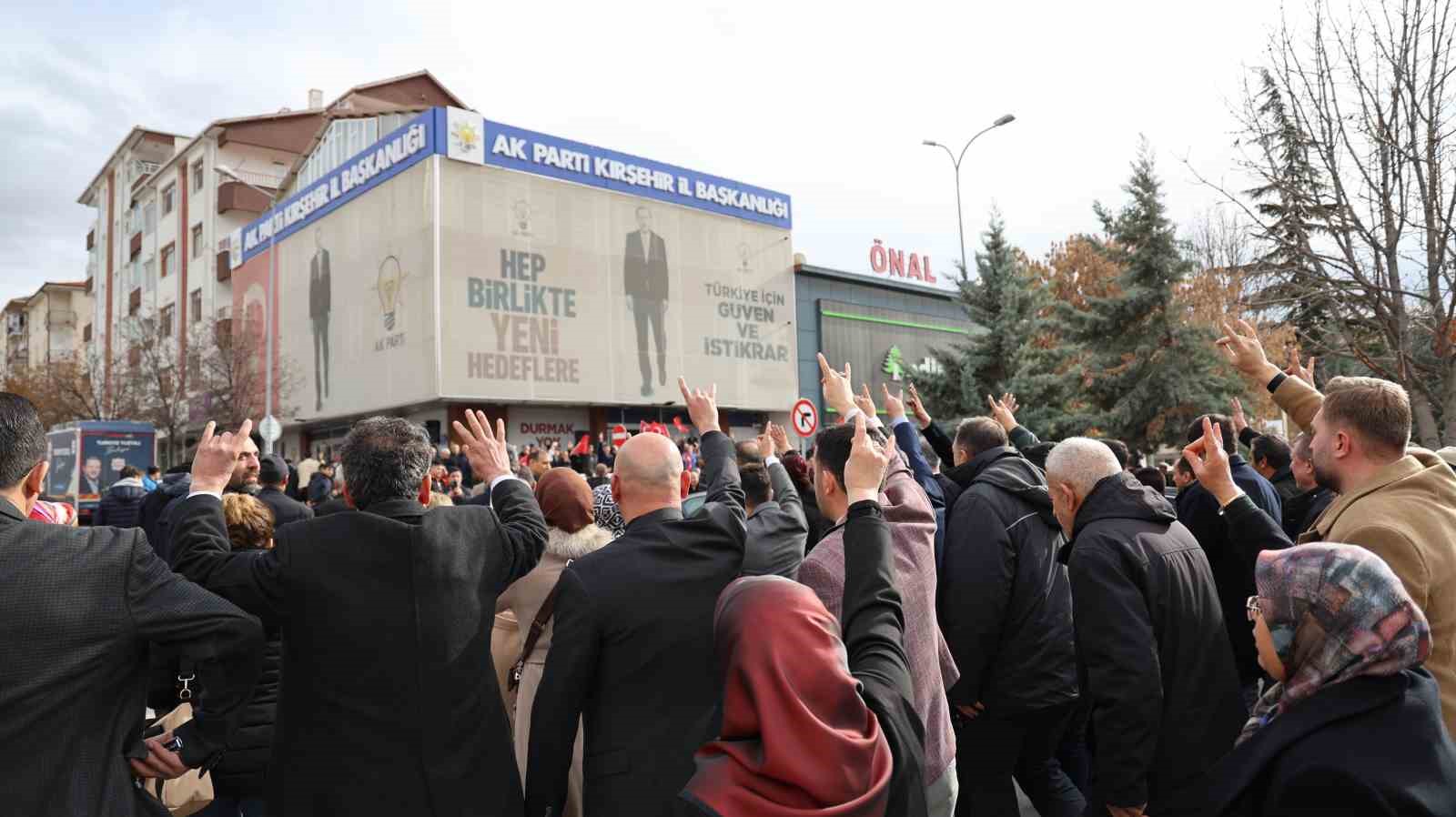 AK Parti’nin Kırşehir Belediye Başkan Adayı Arslan, sevimli karşılama ile karşılandı