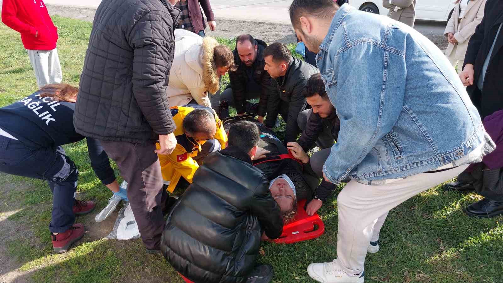 Yol kenarında meydana gelen trafik kazasında araç, su kanalından çıkarak karşıya geçti: 2 kişi yaralandı.