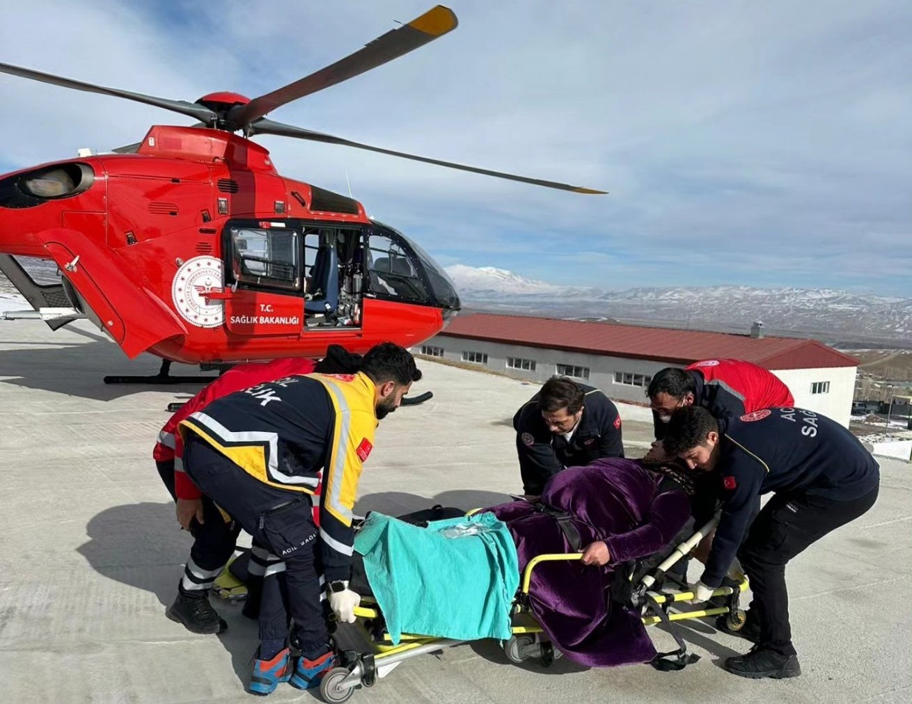 Hamile bir kadın, helikopter ambulansıyla hastaneye sevk edildi