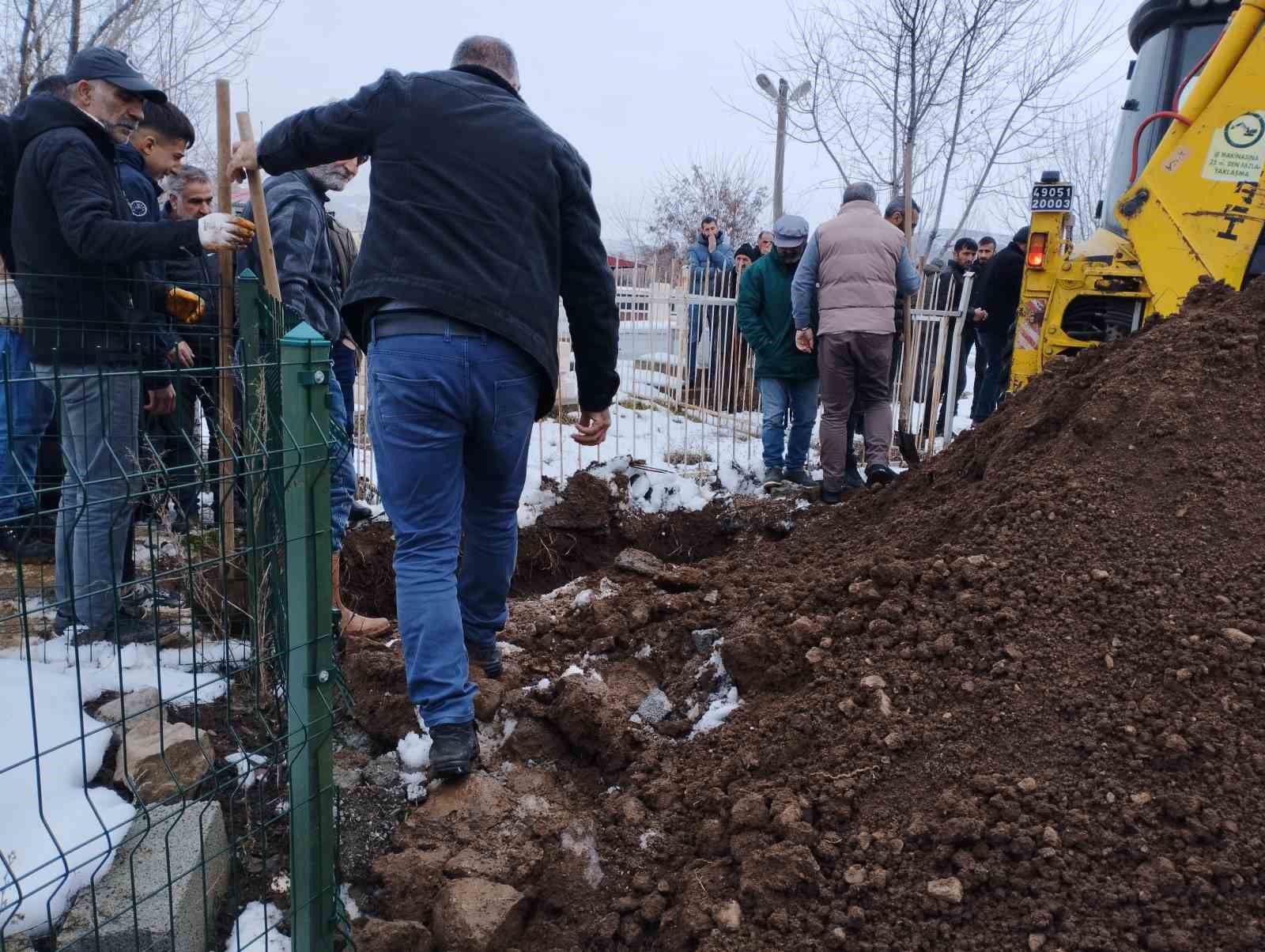 Varto’da yaşanan intihar olayında hayatını kaybeden 2 genç, son yolculuğuna uğurlandı.