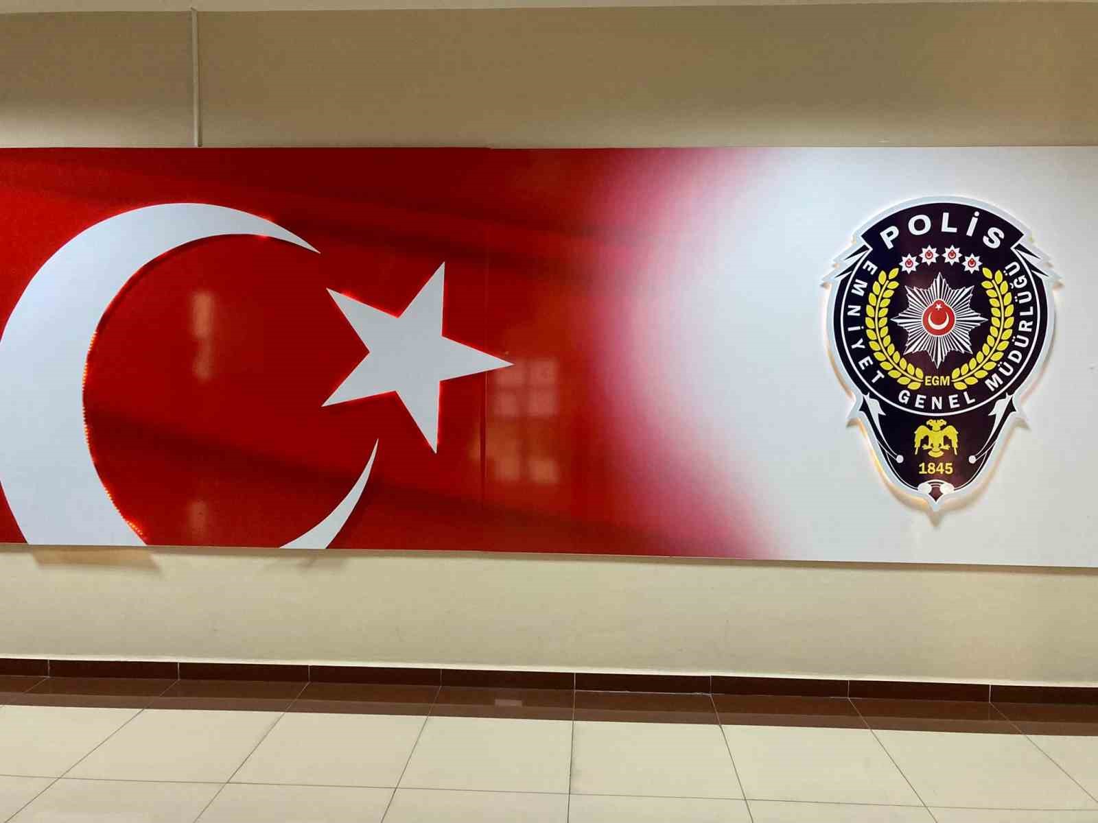 Polise dostunun kimliğini gösterdi, aldatamadı