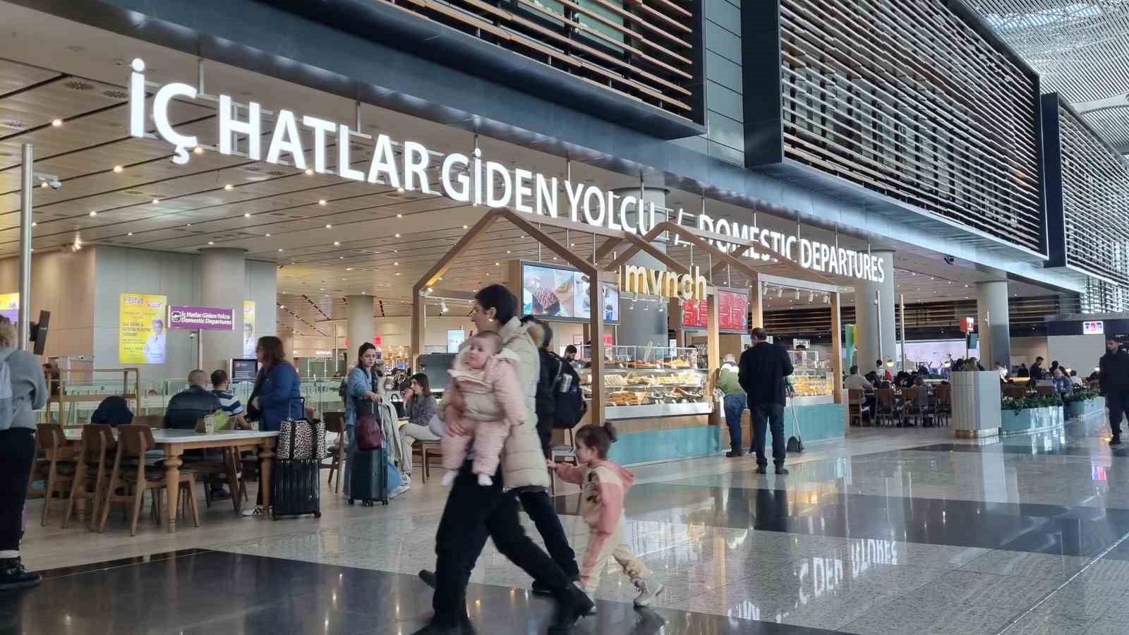 İstanbul’da Bayram Tatili Nedeniyle Havalimanı Yoğunluğu Yaşanıyor