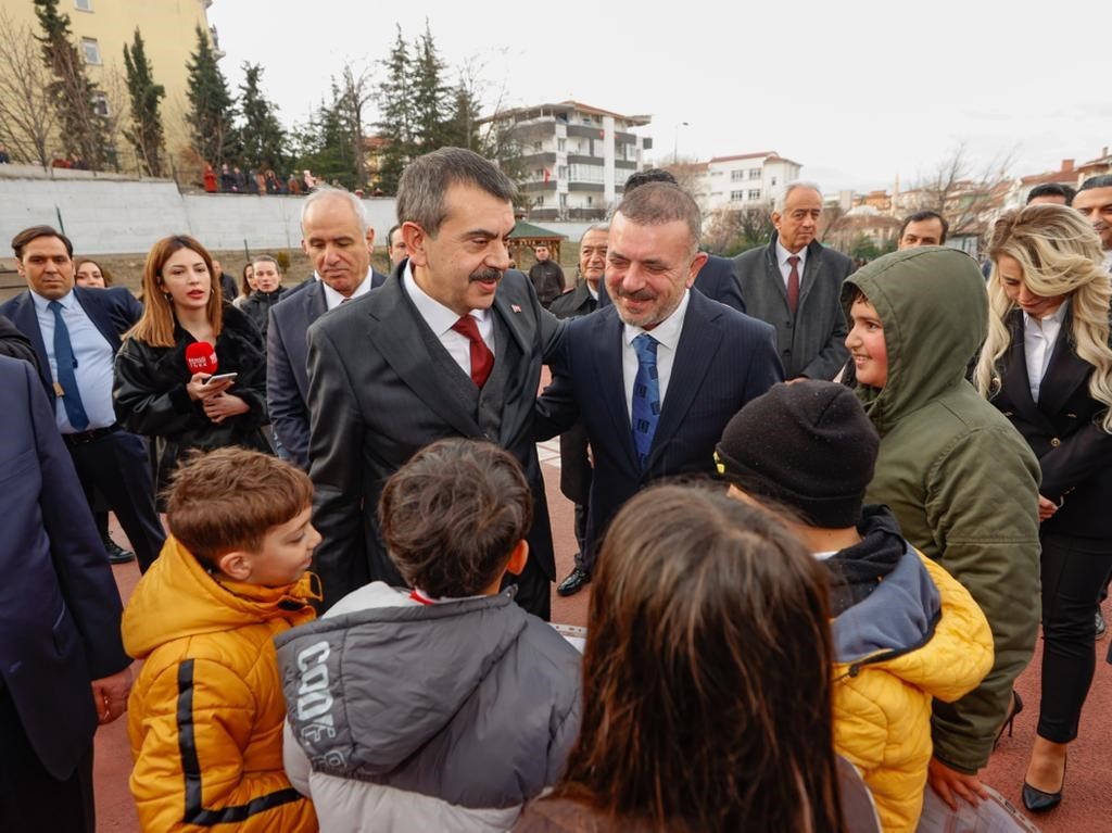 Sincan Belediye Başkanı Ercan, Çocukların Karneleri İle Sevincini Paylaştı