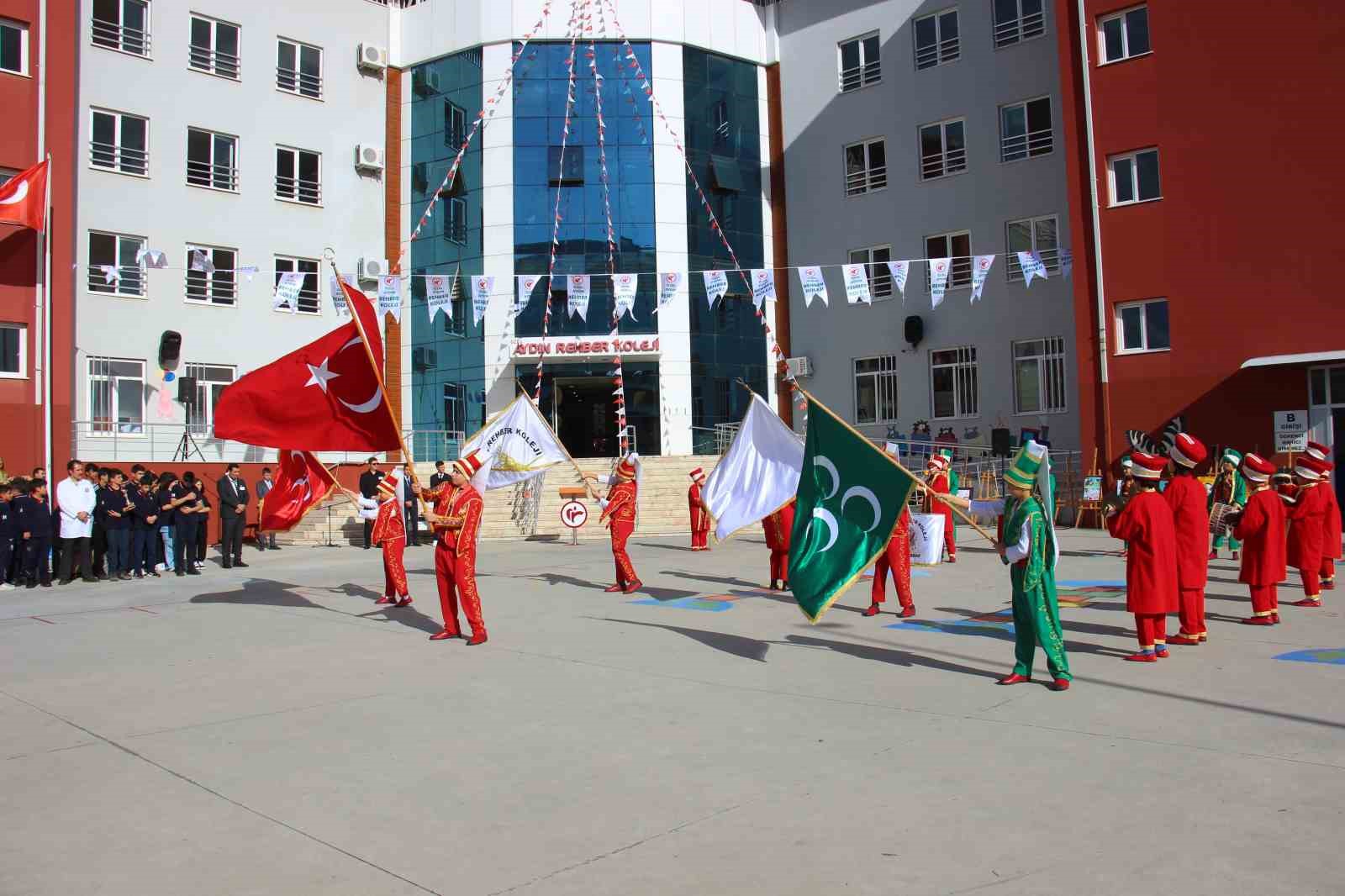 Aydın’daki öğrenciler, eşsiz bir karne töreninde mehteran gösterisiyle ödüllendirildi