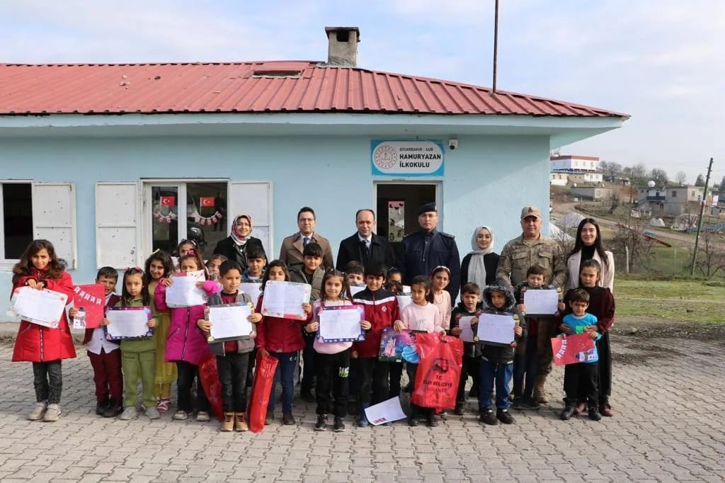 Sur’da öğrencilerin karne heyecanı yaşandı