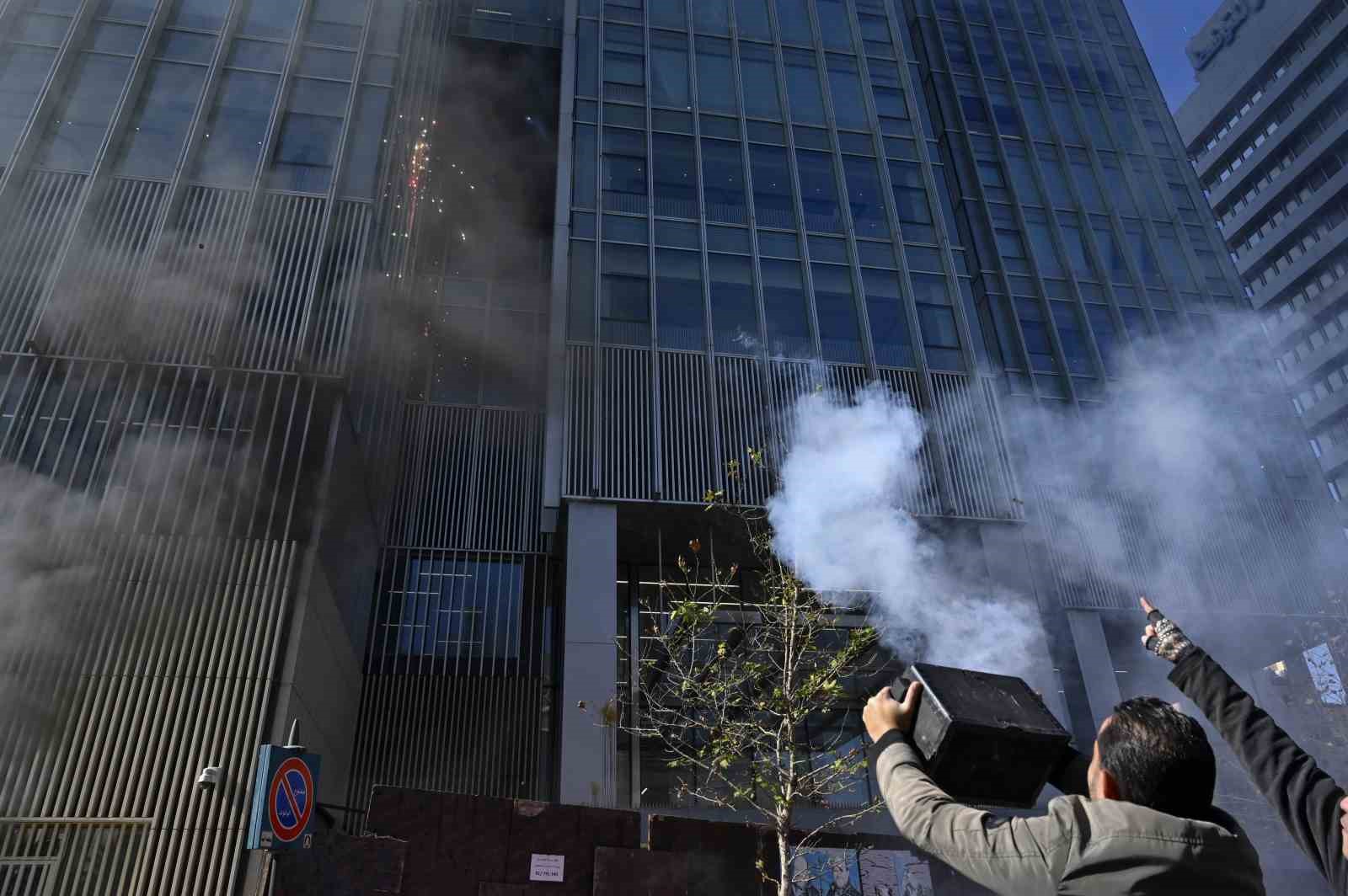 Lübnan’da paranın çekemeyen mevduat sahipleri, Merkez Bankası’na havai fişek atmakla tehdit etti