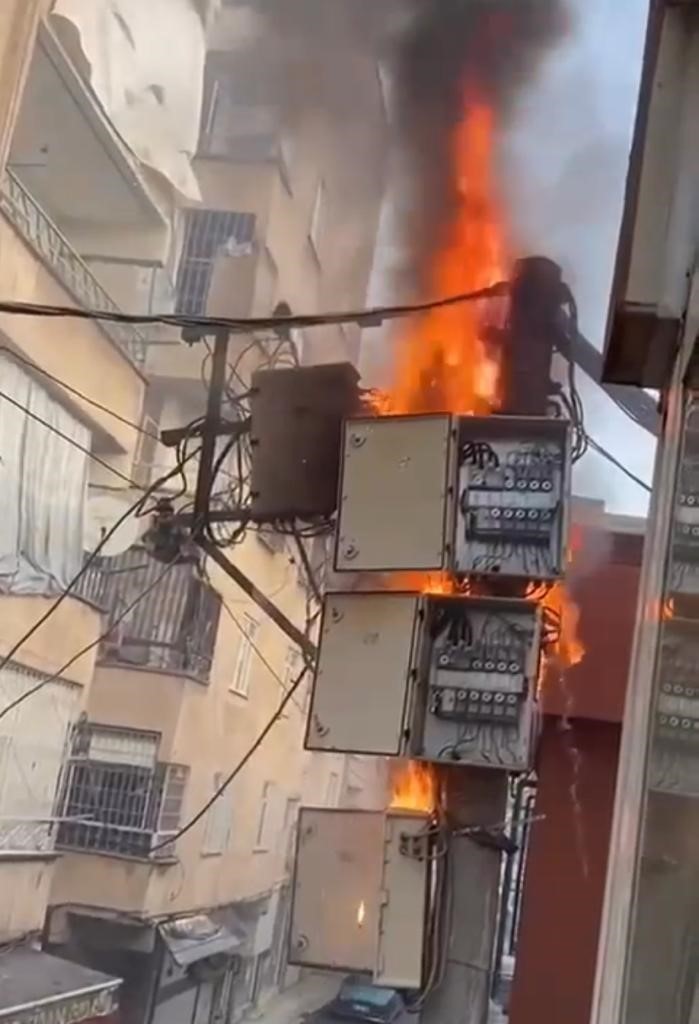 Diyarbakır’da bir elektrik panosu yangınla karşı karşıya kaldı.