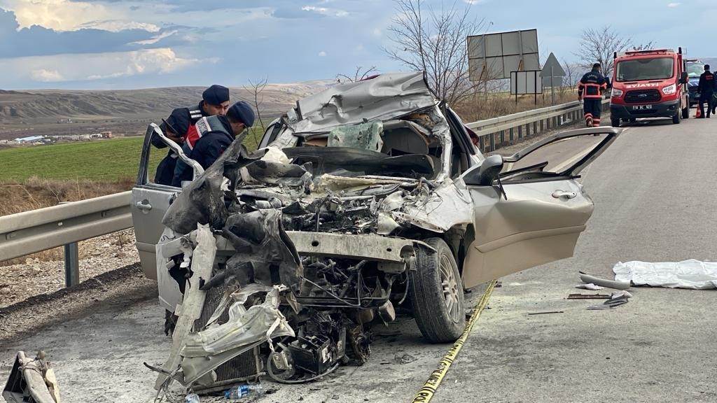 Çankırı’da kamyona çarpan araç faciası: Bir kişi hayatını kaybetti