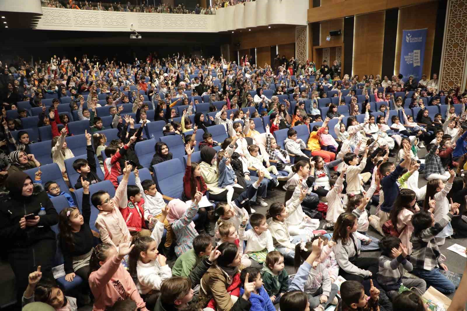 Esenler Belediyesi yarıyıl tatiline ‘merhaba’ diyen minikler için “Karne Şenliği” düzenledi