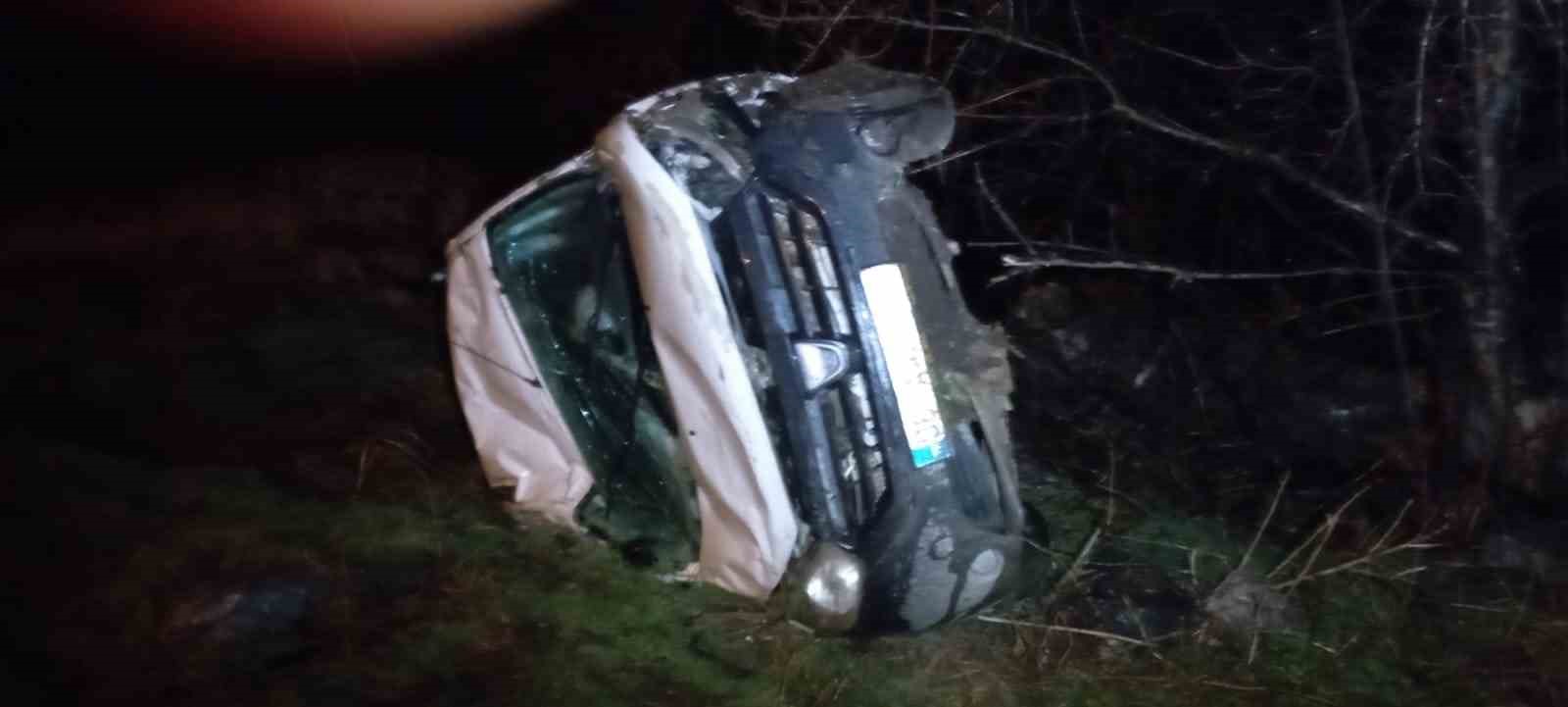 Şiddetli yağış trafik kazasına yol açtı, araç devrildi: 2 kişi yaralandı