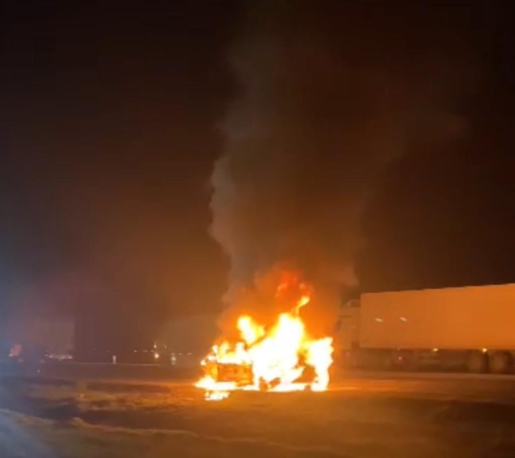 Mardin’de seyir halindeki araç büyük bir yangına neden oldu