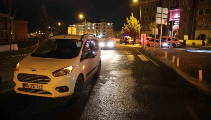 Polisler, dur ihtarına uymayan aracı vurarak durdurdu.