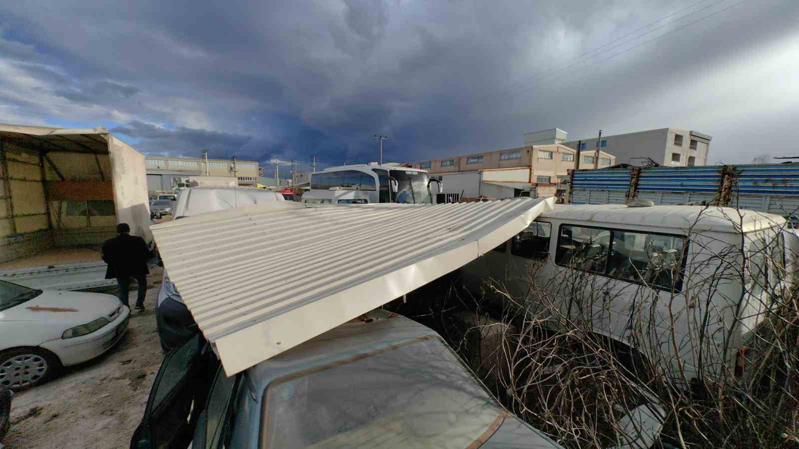 Fırtınada savrulan fabrika çatısı, otoparkta park halindeki araçlara zarar verdi