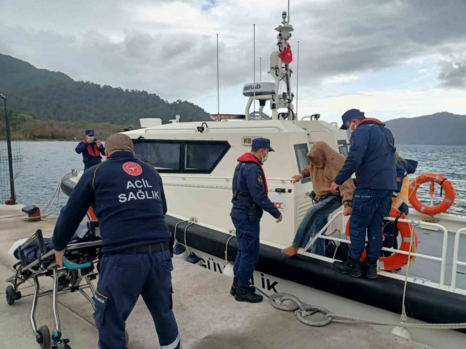 Sahil Güvenlik, özel bir tekne üzerinde rahatsızlanan vatandaşı tıbbi olarak tahliye etti