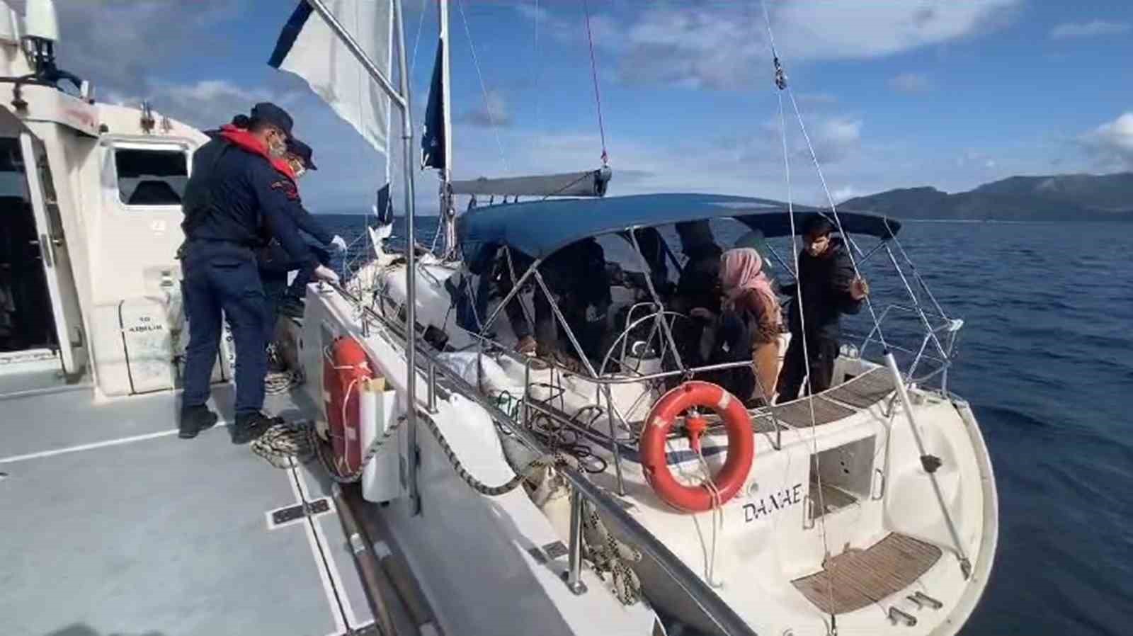Yelkenli Tekne Yardım İsteyen 29 Göçmen Kurtarıldı