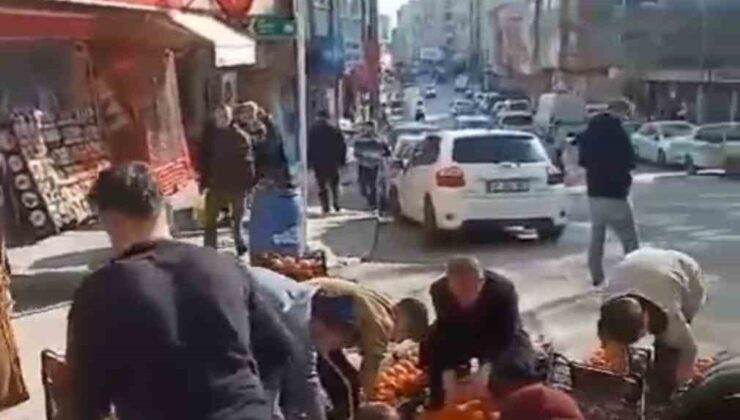 Bursa’da kamyonetin mandalina yükü dökülünce halk harekete geçti