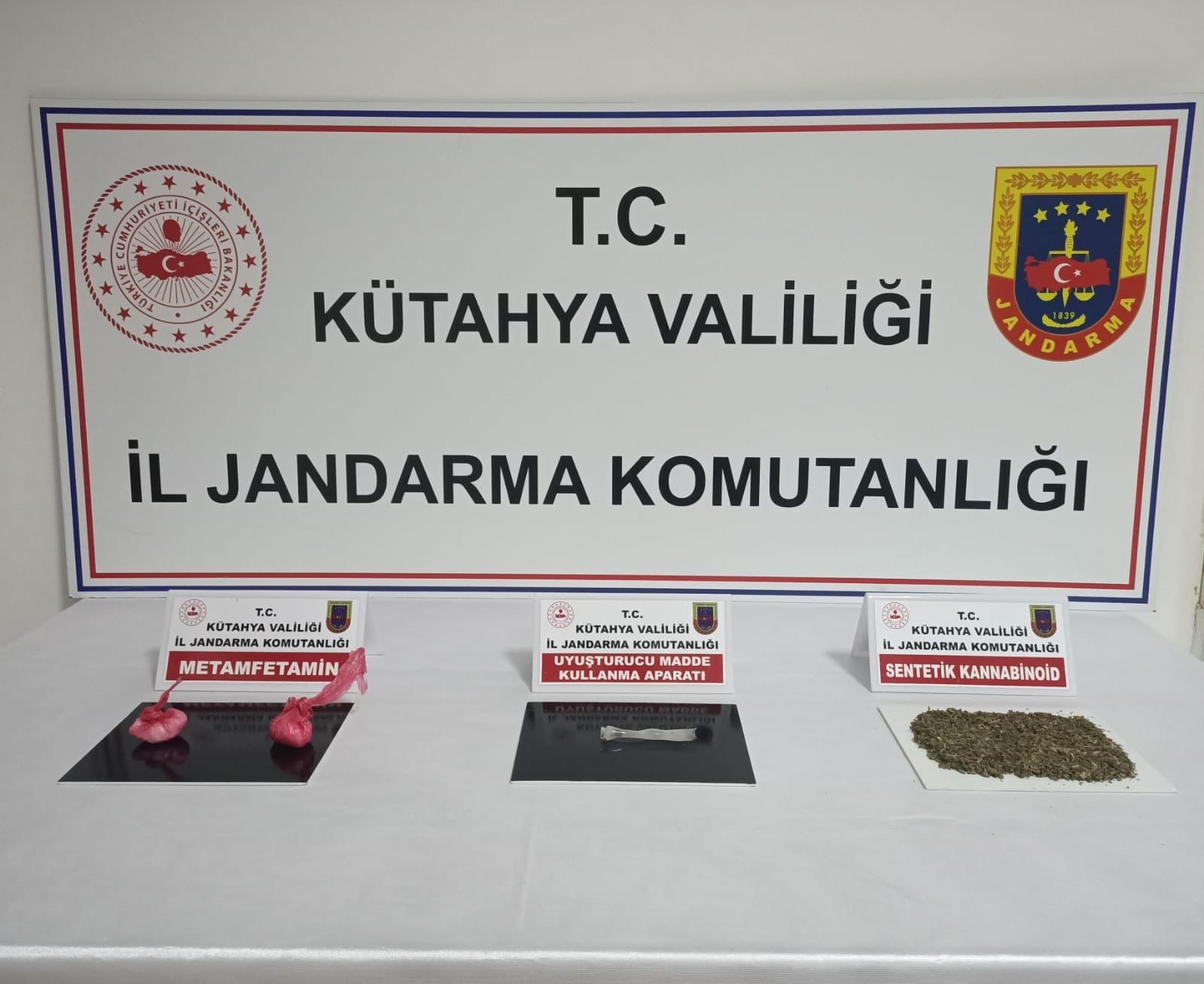 Kütahya’da Jandarma’nın Durdurduğu Araçta Uyuşturucu Maddesi Yakalandı