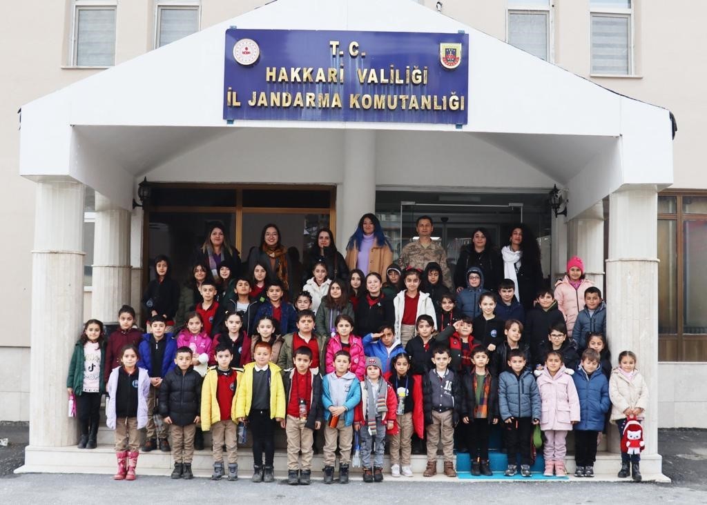 Hakkari’de Jandarma, Öğrencilere Sürpriz Sinema Etkinliği Düzenledi